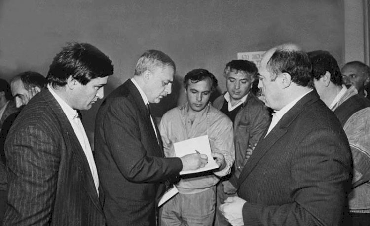 ზვიად გამსახურდიას ფიგურა - პოლიტიკური სპეკულაციის საგანი 